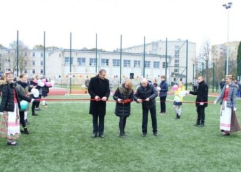 Meras išbandė modernų Jovaro progimnazijos sporto aikštyną