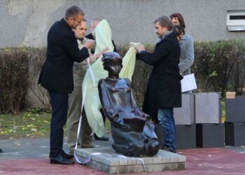 „Skaitanti mergaitė“ grįžo į Šiaulių dailės mokyklos kiemelį