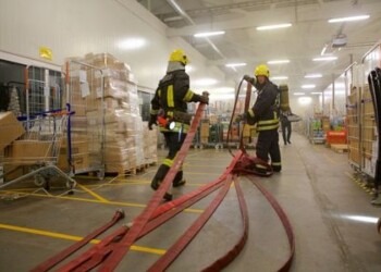 Klaipėdos „Akropolyje“ šiąnakt vyko priešgaisrinės pratybos