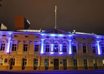 Klaipėdos rotušės langai nušvito purpurine spalva