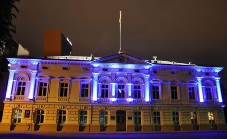 Klaipėdos rotušės langai nušvito purpurine spalva