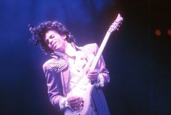 JAV popmuzikos atlikėjo Princo muzikos įrašų kompanija ,,Paisley Park“ nori paminėti pirmąsias jo mirties metines keturių dienų festivaliu