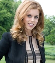 Yorko grafystės princesė Beatrice britų dainininkui Ed Sheeran vakarėlio metu įpjovė skruostą