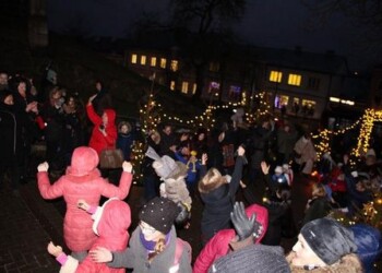 Telšių Katedros aikštėje – kalėdinių eglučių alėja ir norus pildantis varpas