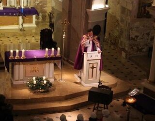 Telšių Katedros aikštėje – kalėdinių eglučių alėja ir norus pildantis varpas