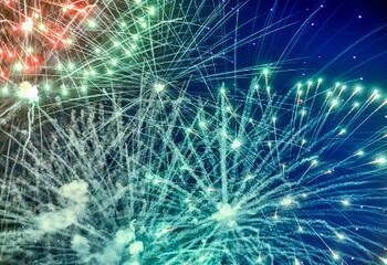 Būkite atsargūs su pirotechnika!