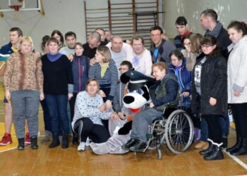 „Šiaulių policijos“ komanda į draugiškas krepšinio rungtynes pakvietė negalią turinčius globos namų lankytojus (video)