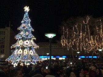 Palanga įžiebė miesto eglę ir suspindo tūkstančiais šventinių lempučių