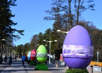 Palangos J. Basanavičiaus gatvę padabinę įspūdingi margučiai nukelia į praeitį