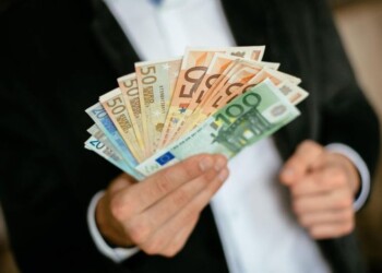 Vyriausybė pritarė minimalaus darbo užmokesčio didinimui iki 400 eurų