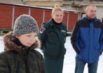 Sunkią ligą įveikęs berniukas susitikęs su pareigūnais ir pats pasijuto lyg policininkas [VIDEO]