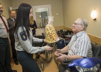 Paaukoję pinigų pareigūnai sutaisė neįgalaus senjoro vežimėlį