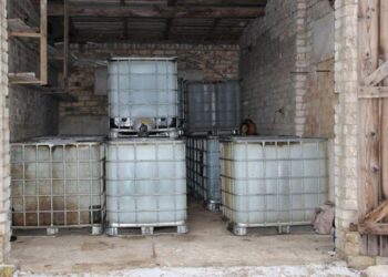 Dviejų tonų dyzelino vagystė pareigūnus atvedė prie itin didelio kiekio nelegalių degalų sandėlio