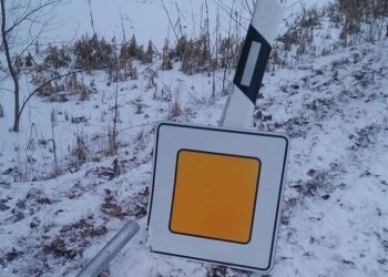 Ieškomas kelio ženklą apgadinęs ir pasišalinęs vairuotojas