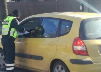 Ypatingas dėmesys vairuotojams, kurie nepaleidžia telefono iš rankų