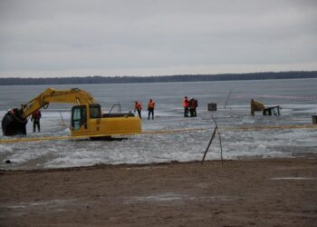 Nuskendęs traktorius pridarė nemažai rūpesčių