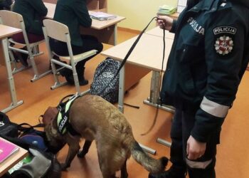 Tarnybiniai policijos šunys tikrino Klaipėdos r. moksleivių kuprines