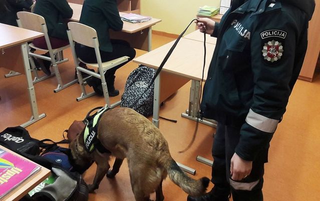 Tarnybiniai policijos šunys tikrino Klaipėdos r. moksleivių kuprines
