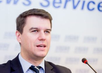 Spalio revoliucija balandį?