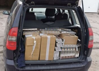 neteisėtą disponavimą akcizais apmokestinamomis prekėmis anksčiau jau teisto vyro automobilio bagažinė buvo pilna cigarečių,