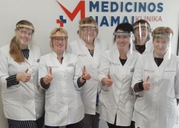 Medicinos namai gydytojai_Medienos era apsauginiai skydeliai