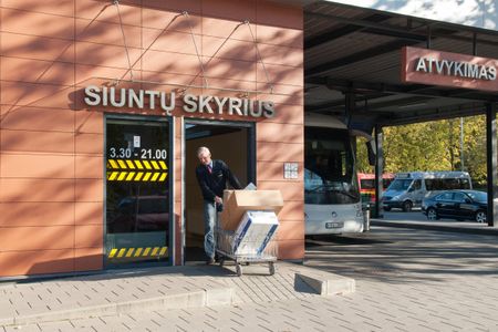 Klaipėdos autobusų stotis atnaujinta siuntų tarnybos darbą