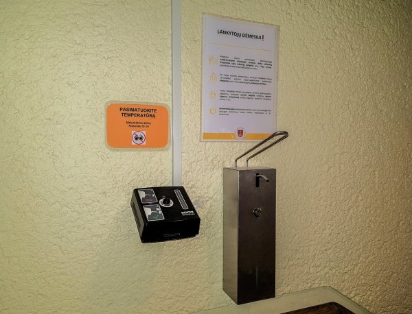 Klaipėdos miesto savivaldybės administracijoje įrengtas automatinis temperatūros matavimo aparatas