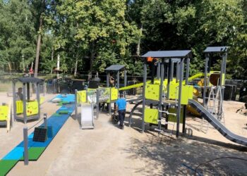 Atnaujinama vaikų žaidimo aikštelė Poilsio parke