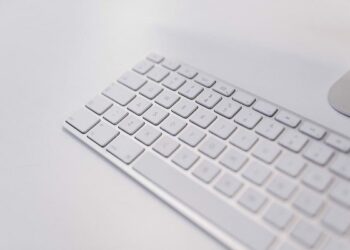 Nuotoliniu būdu dirbančias Raseinių mokyklas pasiekė ministerijos nupirkti kompiuteriai ir savivaldybės lėšos virtualioms aplinkoms įsigyti