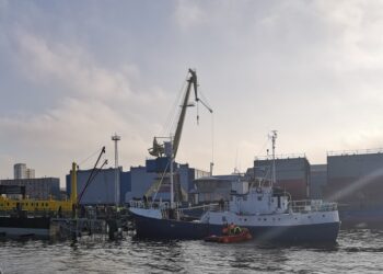 Dukart upėje skendęs laivas nugabentas į remonto doką