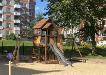 Jurbarke įrengta nauja vaikų žaidimo aikštelė