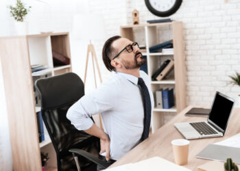 Kineziterapeutė pataria: kaip išvengti nugaros ir kitų skausmų darbo vietoje