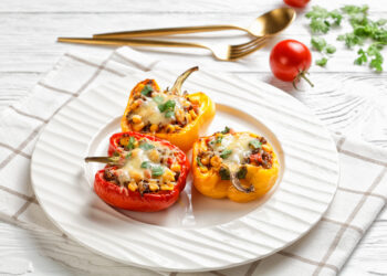 Kai norisi pavalgyti lengvai ir pigiai, įdarytos paprikos – 3 tobuli receptai