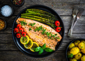 5 minutės darbo ir tik 2 pigūs ingredientai: geriausias būdas, kaip iškepti populiariausią žuvį Lietuvoje