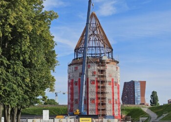 Ant atkuriamo Klaipėdos pilies bokšto jau užkelta viršūnė