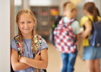 Kai vaikui atitenka brolių ir sesių išaugti daiktai. Kaip išvengti nusivylimo ir apsaugoti nuo patyčių mokykloje?