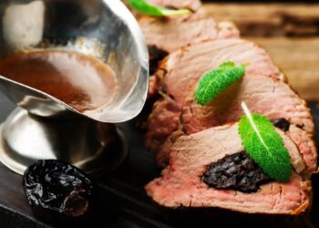 Tokia įdaryta kiaulienos nugarinė papuoš ir praturtins savaitgalio pietų stalą