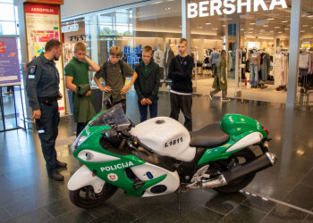 Klaipėdos pareigūnai mokslo metus pradedantiems moksleiviams primena saugaus eismo taisykles