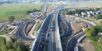 Eismui atidaryta ilgiausia ir techniškai sudėtingiausia „Via Baltica“ atkarpa