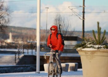 Paspaudus šaltukui išauga traumų skaičius: traumatologas įspėja – venkite važinėti dviračiais ir paspirtukais
