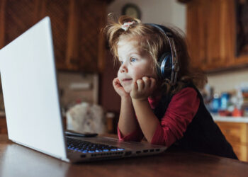 Vaikas su kompiuteriu