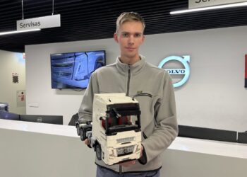 Iš LEGO kaladėlių sukonstruotas „Volvo FH Aero“ vilkikas