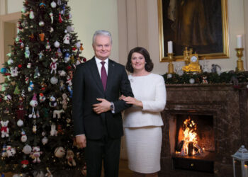 Lietuvos Respublikos Prezidento ir pirmosios ponios sveikinimas šalies žmonėms šv. Kalėdų proga