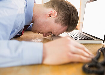 Gyvenimas prie ekranų: 80 proc. dirbančiųjų visame pasaulyje rizikuoja pervargti