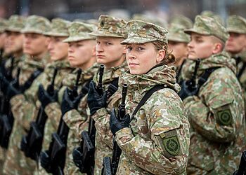 Ar reikia suvienodinti išvaizdos standartus kariuomenėje vyrams ir moterims?