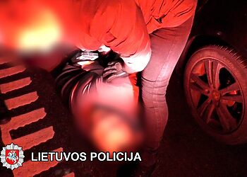 Sulaikyti brutalūs nusikaltėliai, reikalavę pinigų kankindami auką