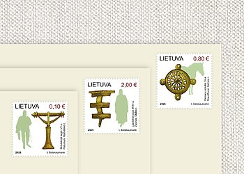Pirmieji 2025 metų pašto ženklai – su žemaitiškomis segėmis ir kamanų apkalais