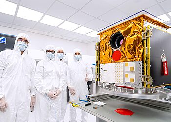 Į kosmosą su „SpaceX“ pakilo du Lietuvoje pagaminti palydovai: spręs ekologinę problemą