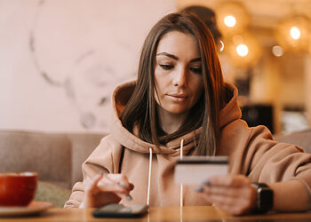 Moteris „pasidarbavo“ su pavogta vyriškio banko kortele