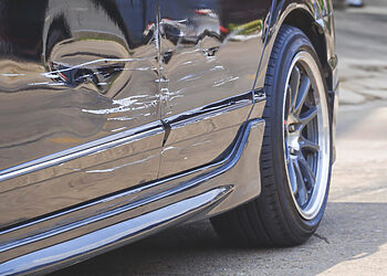 Prasiveržęs kerštas? Mažeikiuose subraižyti moters automobiliai